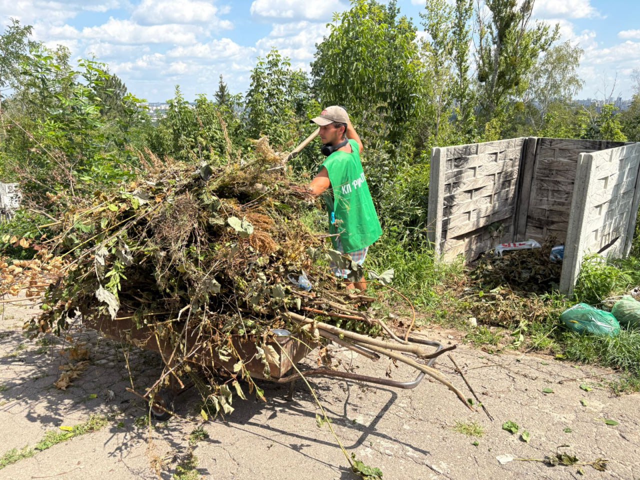 У Харкові впорядковували території міських кладовищ (фото)